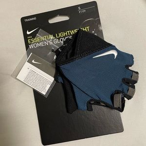 NWT Nike ESSENTIAL LIGHTWEIGHT
Women's Training Gloves size S